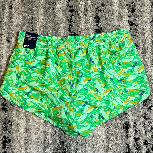 NWT - DSG Women's Mid rise stride run shorts with built in brief - Large - Picture 6 of 11